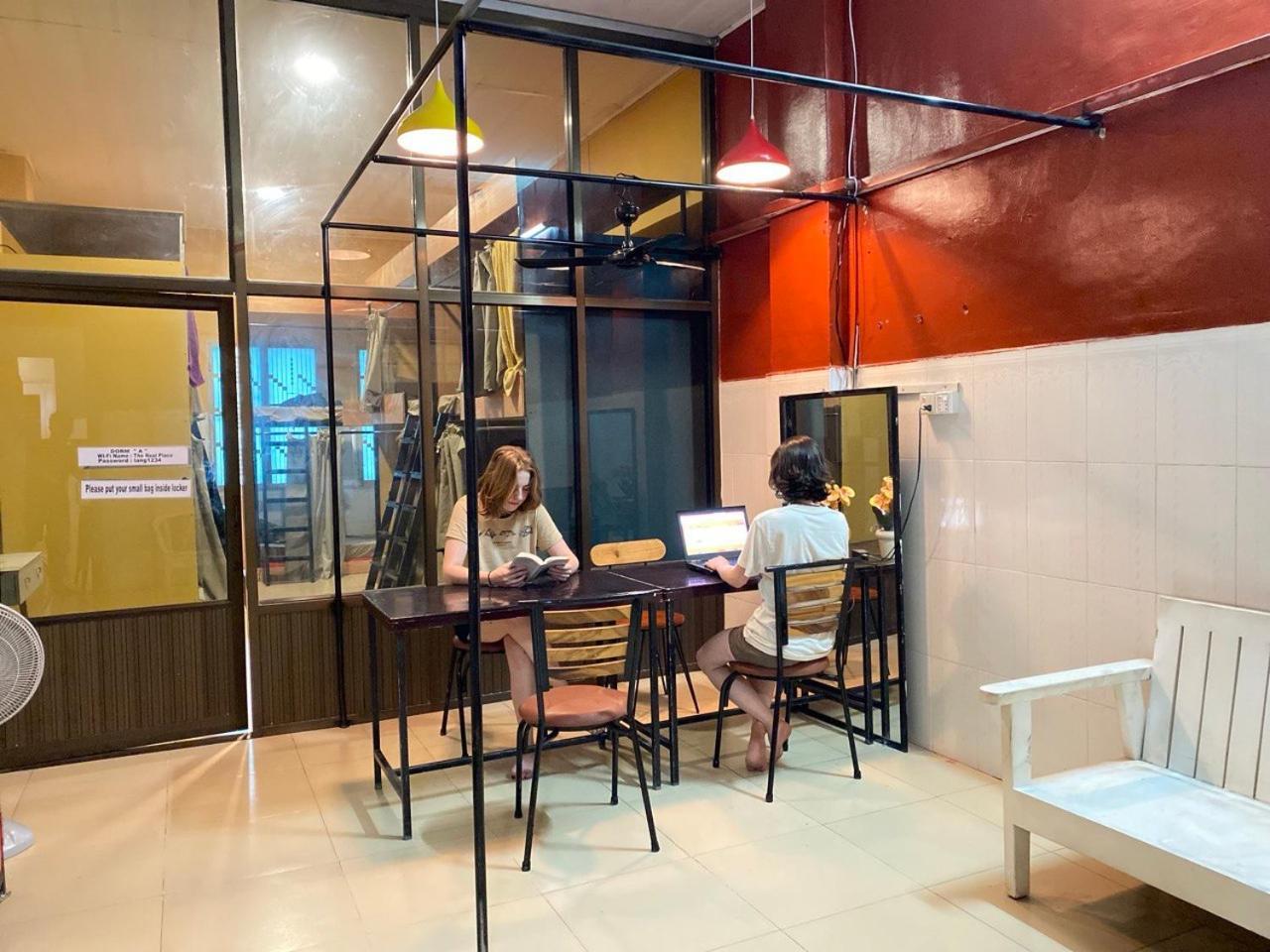 Social Backpacker Hostel & Rooftop Bar Battambang Exterior foto